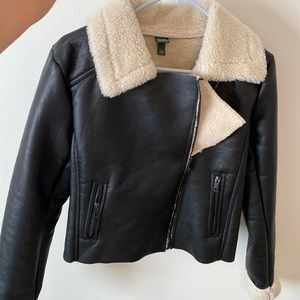Womens Medium black Faux Leather Jacket Shearling Lined.